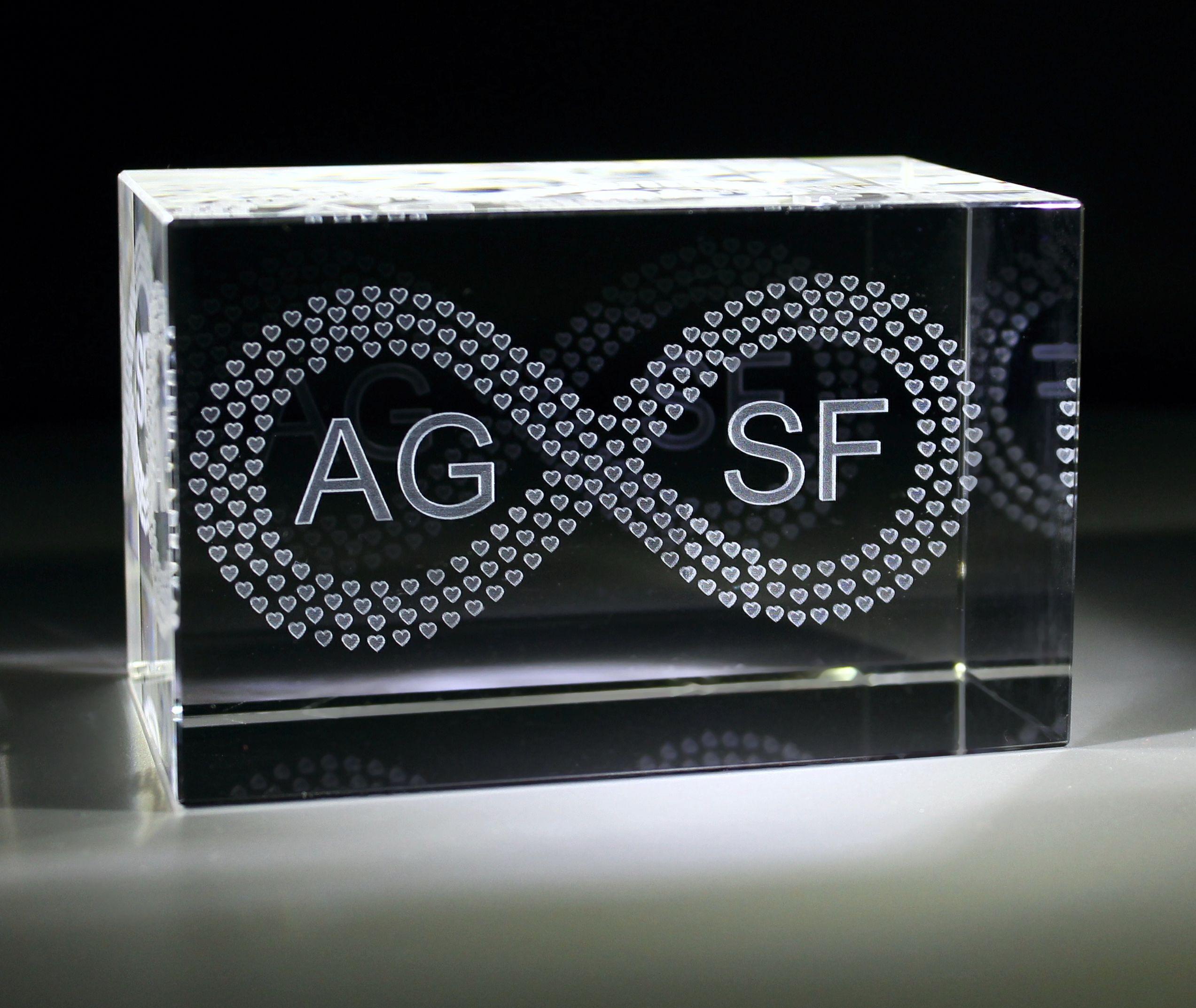 3D Glasquader I Unendlichkeitszeichen aus Herzen / Infiinit Love im Querformat mit Deinen Initialien graviert!