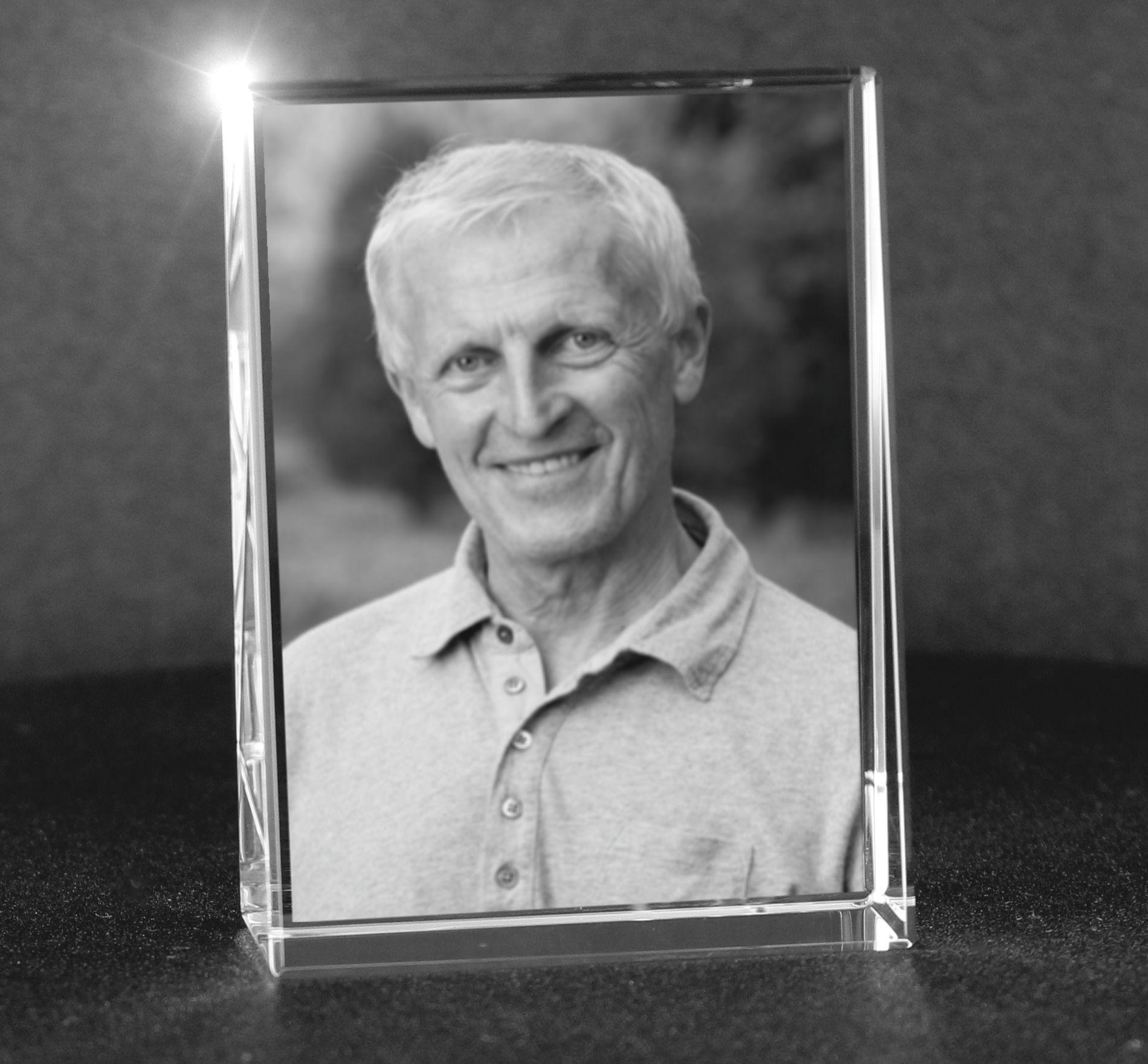 VIP-LASER 2D Flachglas Fotoframe selbststehend Hochformat - Größe: XXL (=140x105x35mm) VIP-LASER 2D Flachglas Fotoframe selbststehend Hochformat - Größe: XXL (=140x105x35mm)