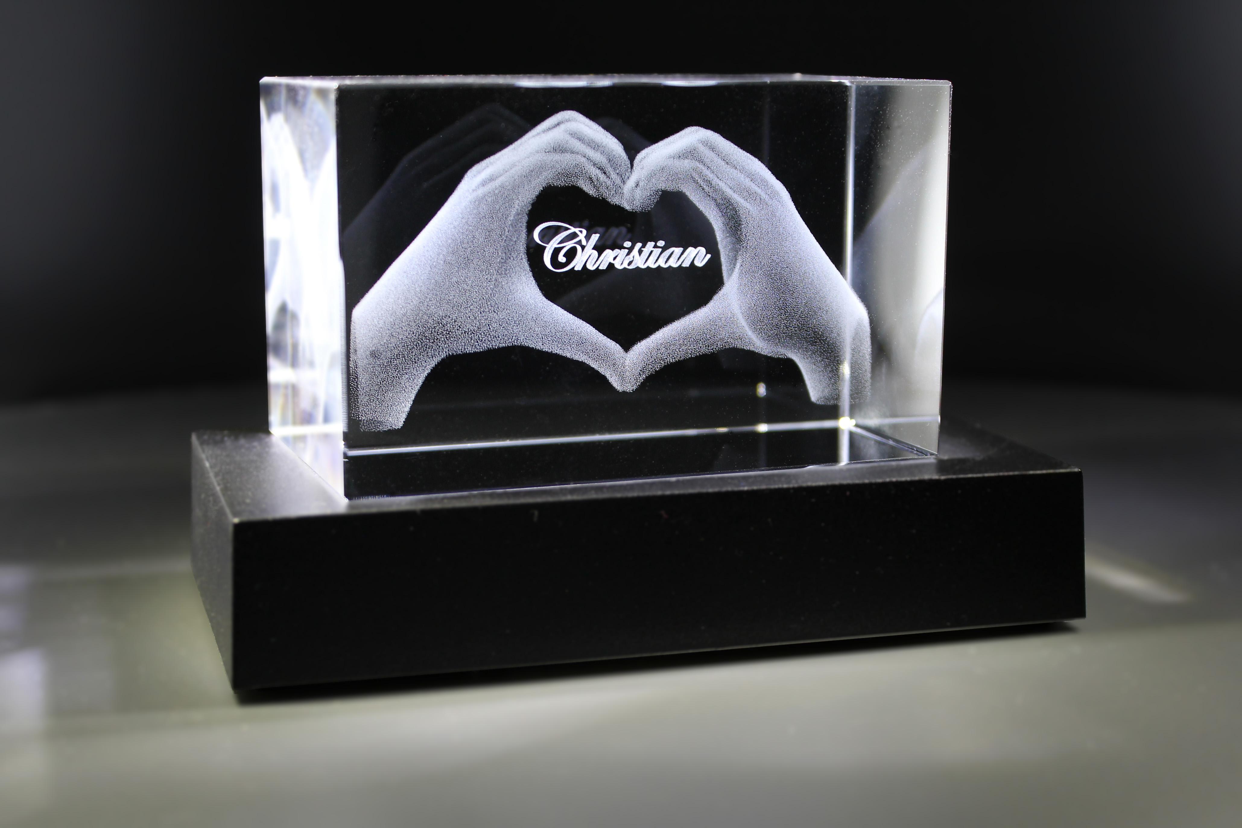 3D Glasquader I Herz aus zwei Händen mit Namen 3D Glasquader I Herz aus zwei Händen mit Namen