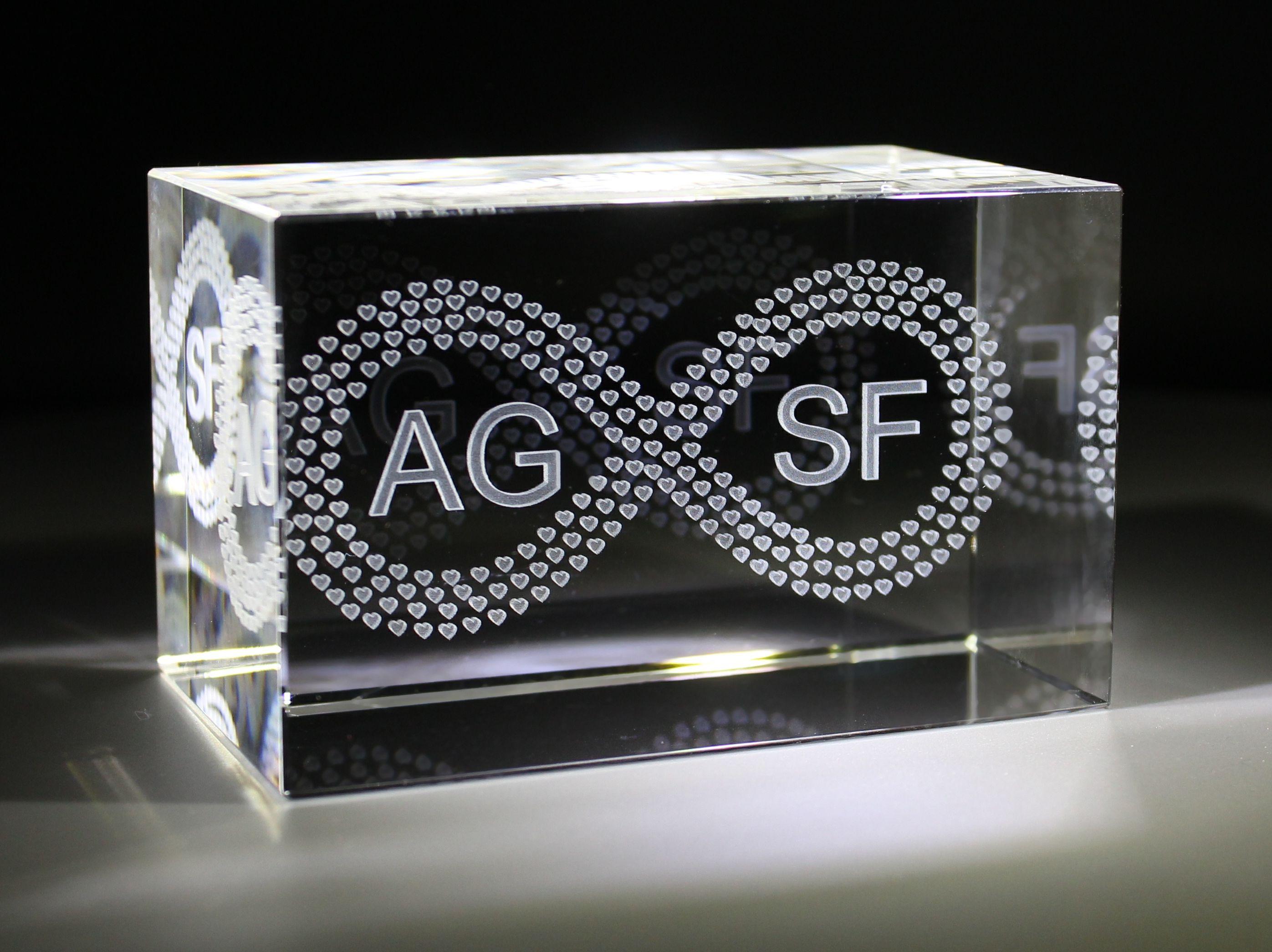 3D Glasquader I Unendlichkeitszeichen aus Herzen / Infiinit Love im Querformat mit Deinen Initialien graviert!